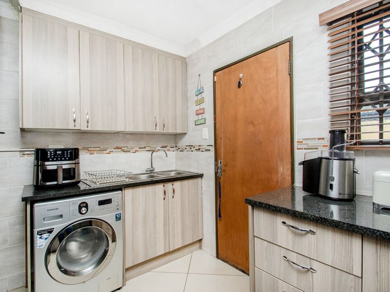 Neat & Spacious 2-Bedroom Haven in Cosmo City - Photo 8