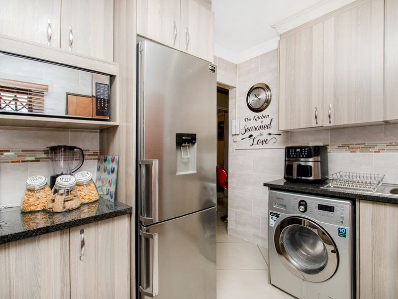 Neat & Spacious 2-Bedroom Haven in Cosmo City - Photo 7