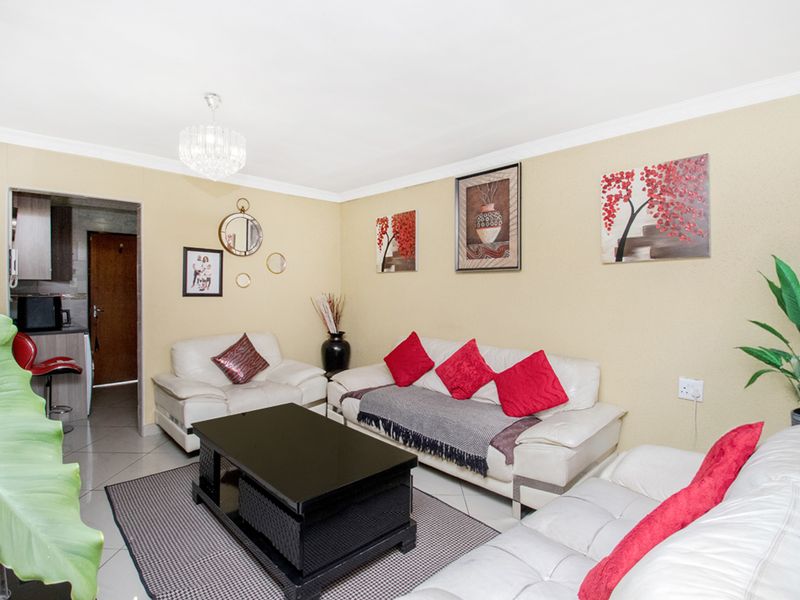 Neat & Spacious 2-Bedroom Haven in Cosmo City - Photo 5