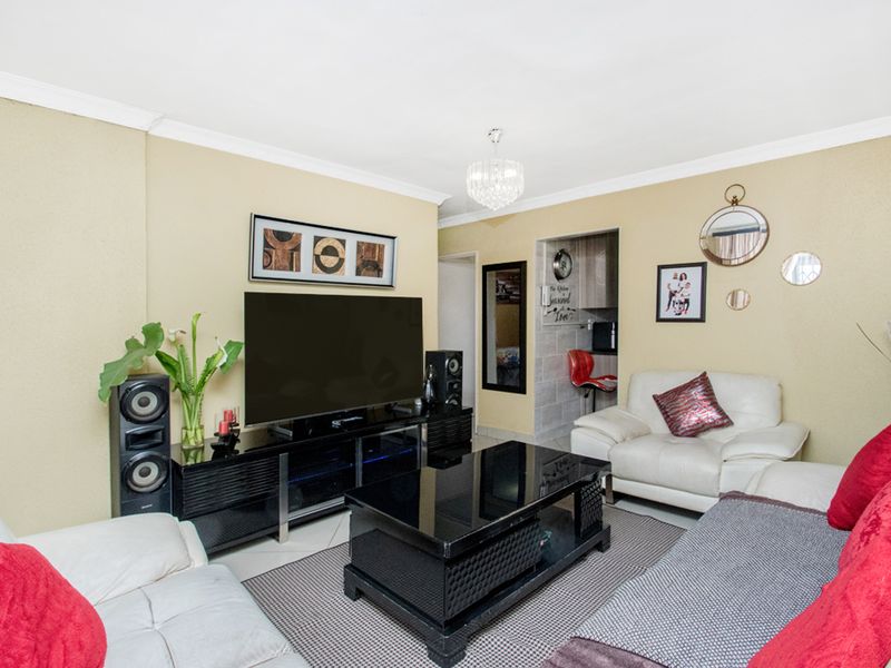 Neat & Spacious 2-Bedroom Haven in Cosmo City - Photo 6