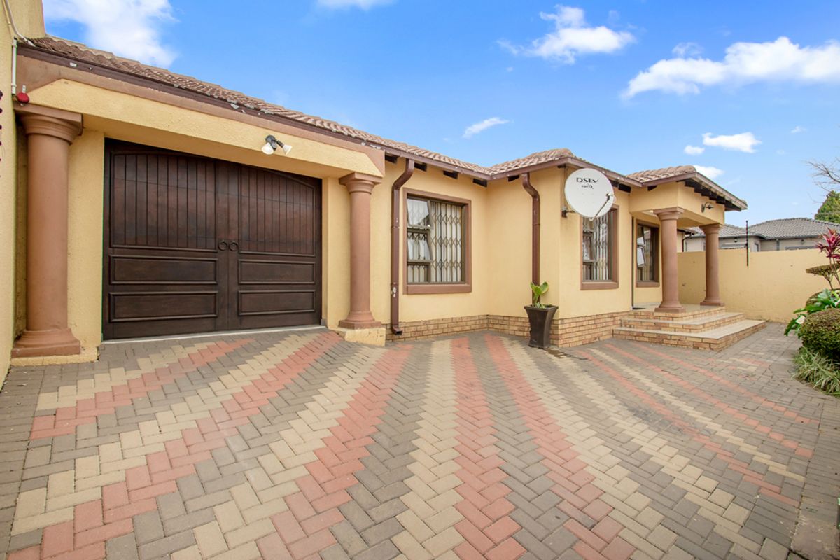 Neat & Spacious 2-Bedroom Haven in Cosmo City - Photo 2