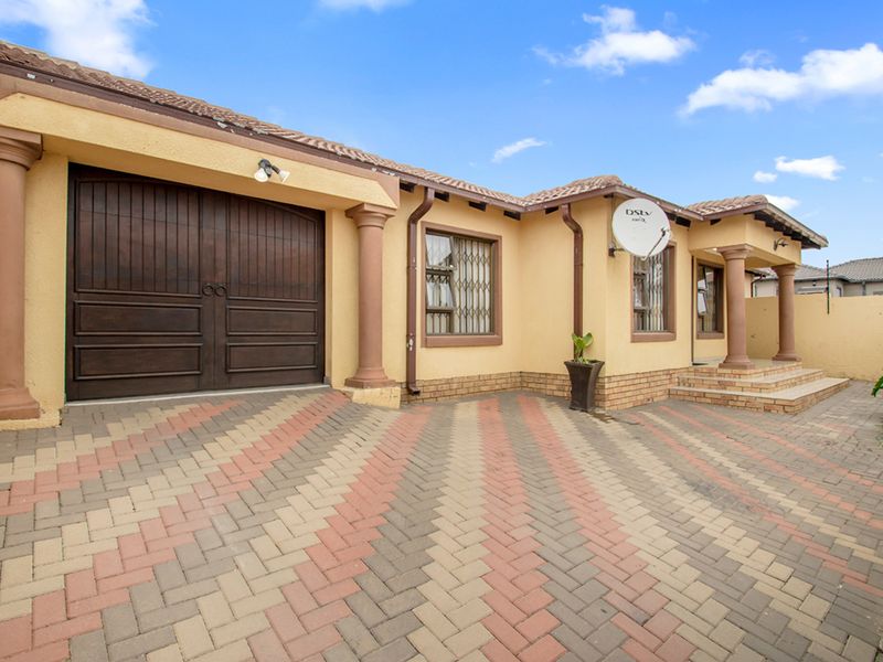 Neat & Spacious 2-Bedroom Haven in Cosmo City - Photo 2