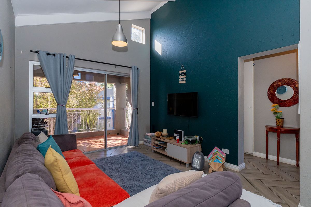 Bright, Modern 2 Bed 1 Bath and Move-In Ready! - Photo 3