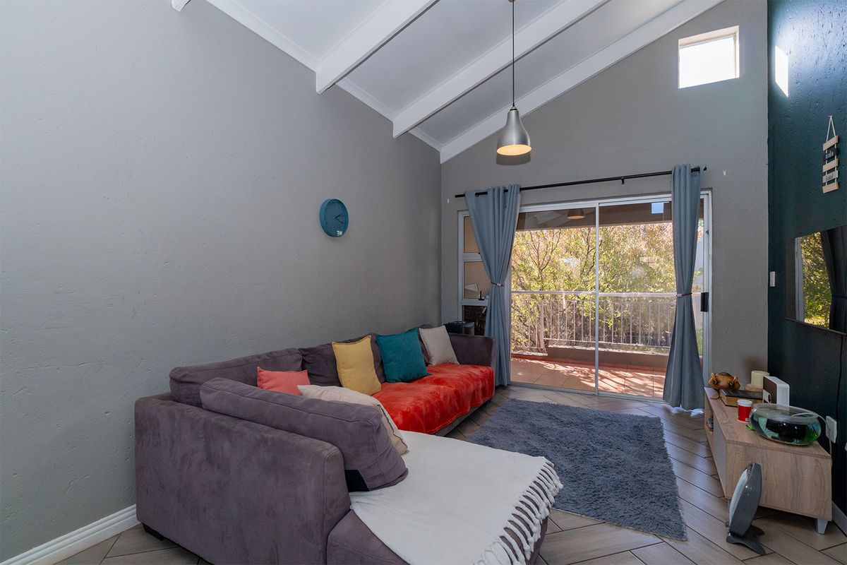 Bright, Modern 2 Bed 1 Bath and Move-In Ready! - Photo 2