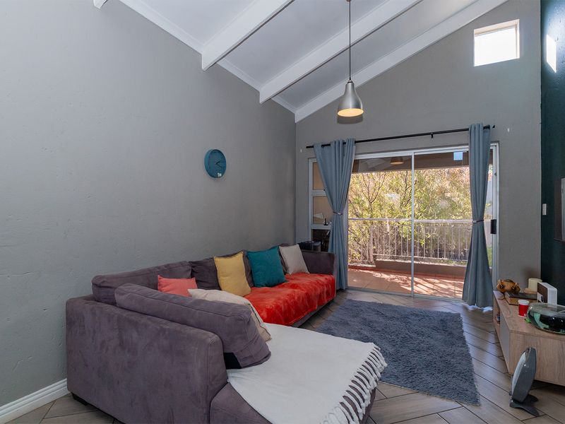 Bright, Modern 2 Bed 1 Bath and Move-In Ready! - Photo 2