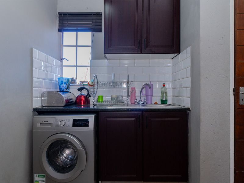 Bright, Modern 2 Bed 1 Bath and Move-In Ready! - Photo 8