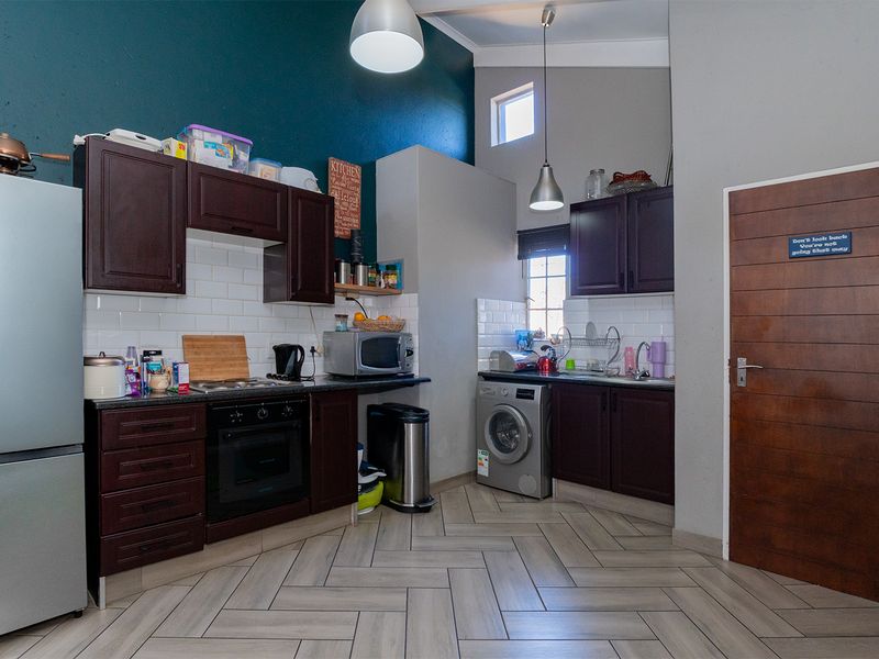 Bright, Modern 2 Bed 1 Bath and Move-In Ready! - Photo 7