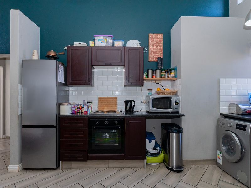 Bright, Modern 2 Bed 1 Bath and Move-In Ready! - Photo 6