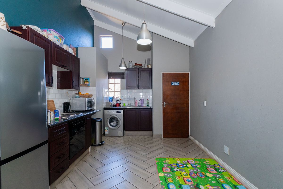 Bright, Modern 2 Bed 1 Bath and Move-In Ready! - Photo 5