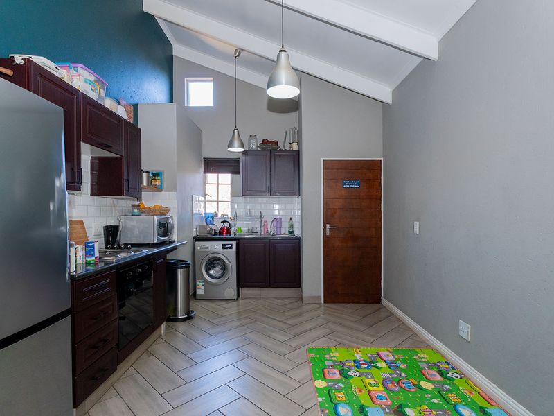 Bright, Modern 2 Bed 1 Bath and Move-In Ready! - Photo 5