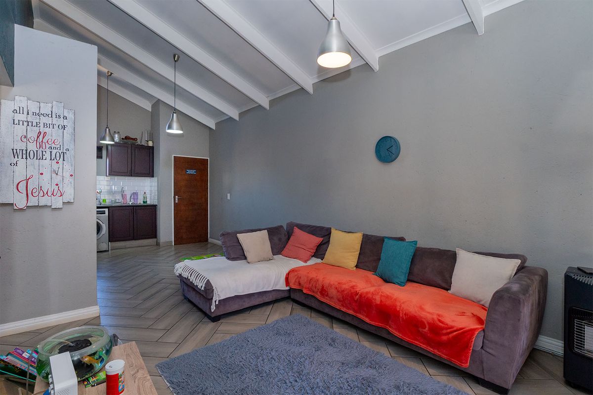 Bright, Modern 2 Bed 1 Bath and Move-In Ready! - Photo 4