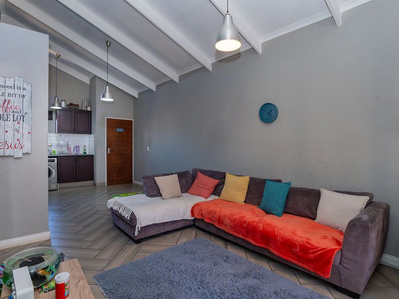 Bright, Modern 2 Bed 1 Bath and Move-In Ready! - Photo 4