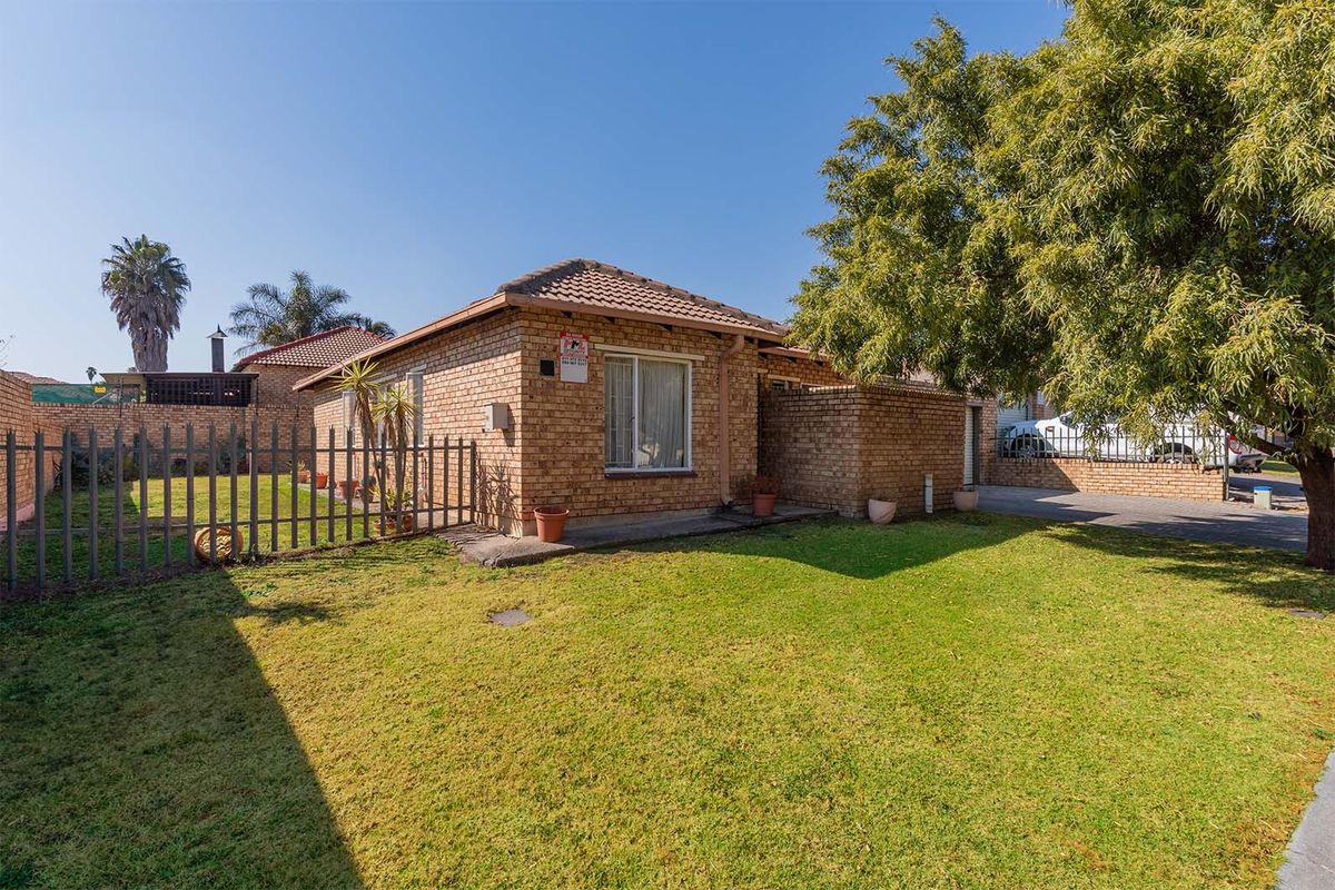 3-Bedroom Townhouse in Secure Portofino 2 Complex - Photo 3