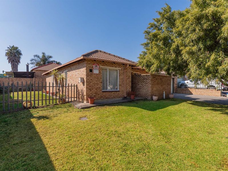 3-Bedroom Townhouse in Secure Portofino 2 Complex - Photo 3