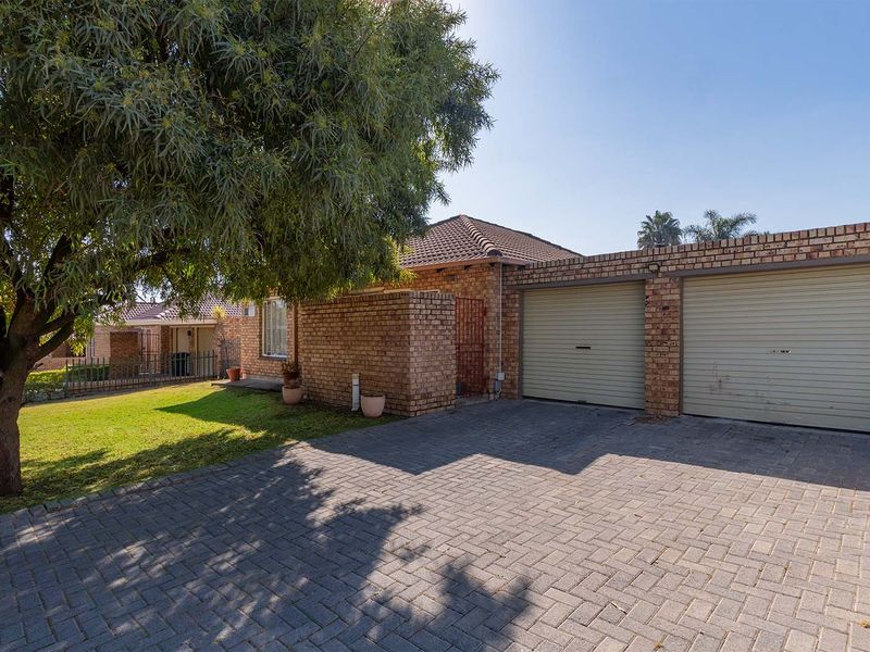 3-Bedroom Townhouse in Secure Portofino 2 Complex - Photo 2