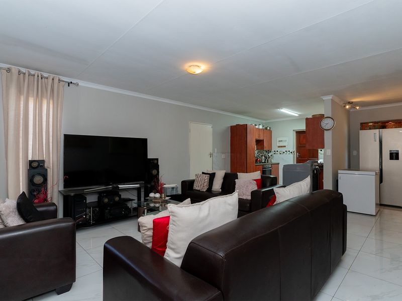 3-Bedroom Townhouse in Secure Portofino 2 Complex - Photo 8