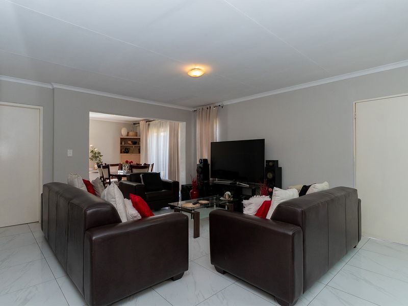 3-Bedroom Townhouse in Secure Portofino 2 Complex - Photo 7