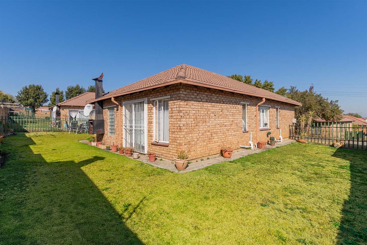 3-Bedroom Townhouse in Secure Portofino 2 Complex - Photo 5