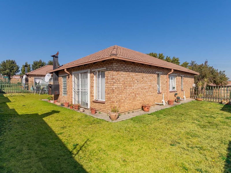 3-Bedroom Townhouse in Secure Portofino 2 Complex - Photo 5