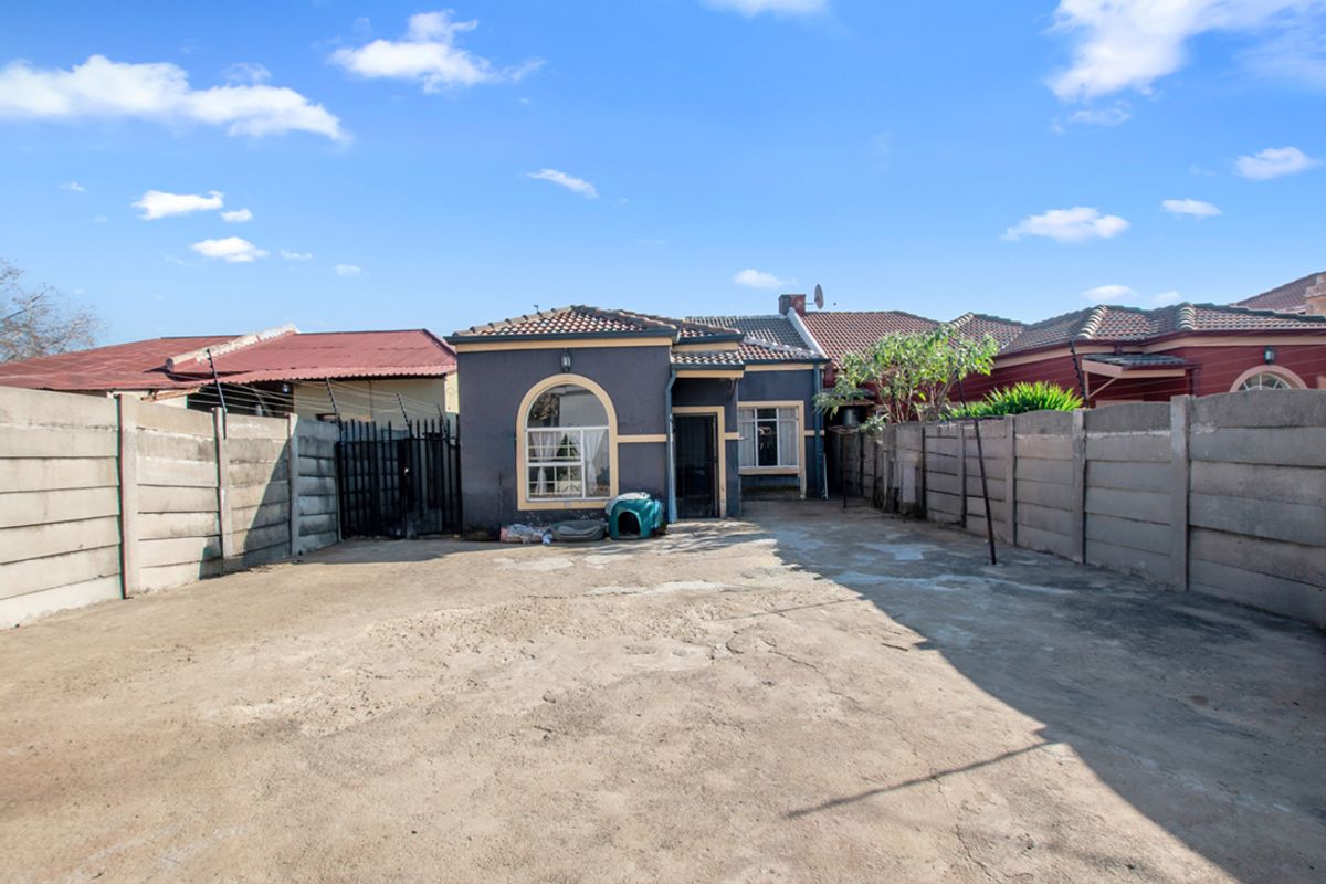 Bringing you this one of kind duel property nestled in the heart of Benoni. Two full properties! - Photo 3