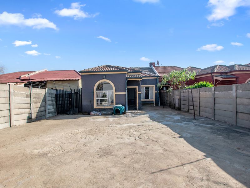 Bringing you this one of kind duel property nestled in the heart of Benoni. Two full properties! - Photo 3