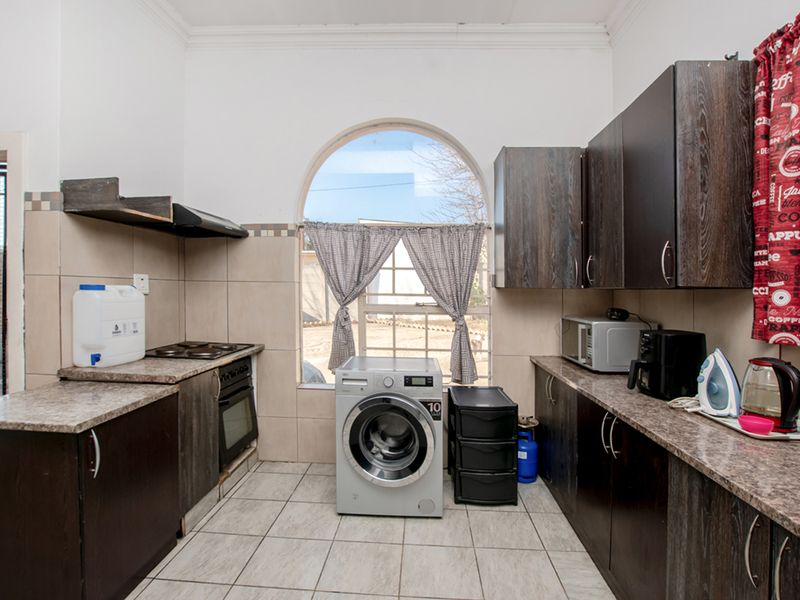 Bringing you this one of kind duel property nestled in the heart of Benoni. Two full properties! - Photo 9