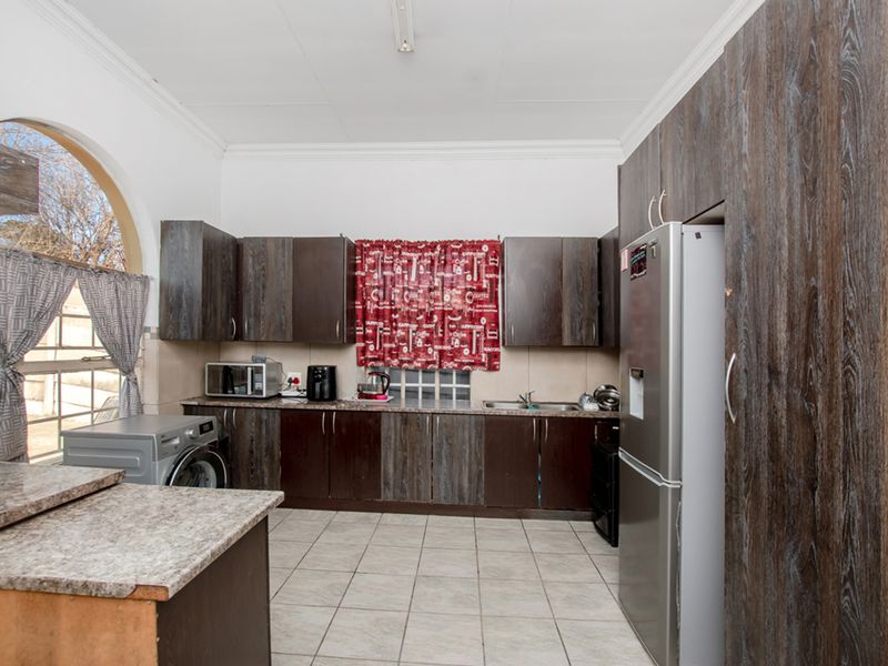 Bringing you this one of kind duel property nestled in the heart of Benoni. Two full properties! - Photo 7
