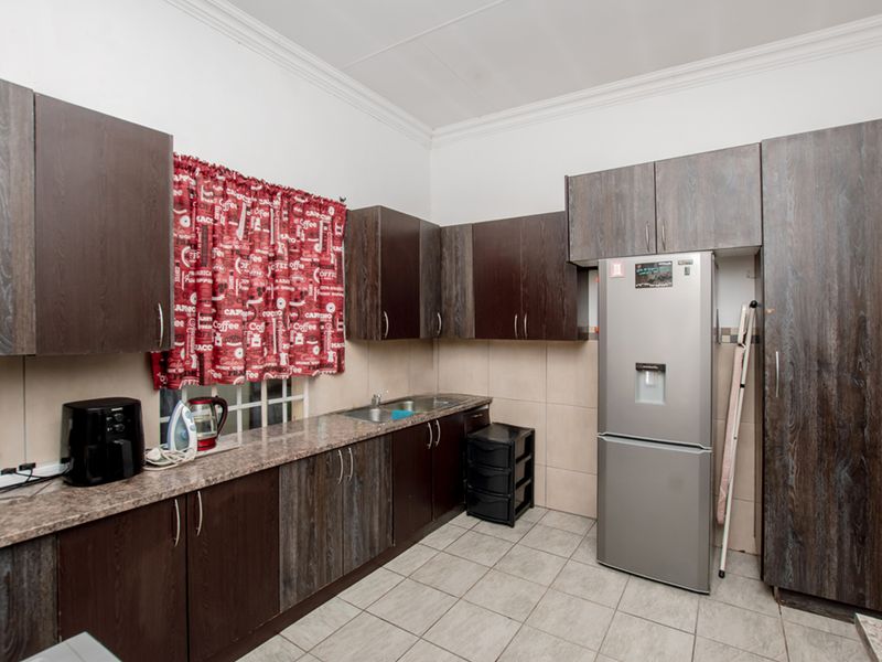 Bringing you this one of kind duel property nestled in the heart of Benoni. Two full properties! - Photo 8