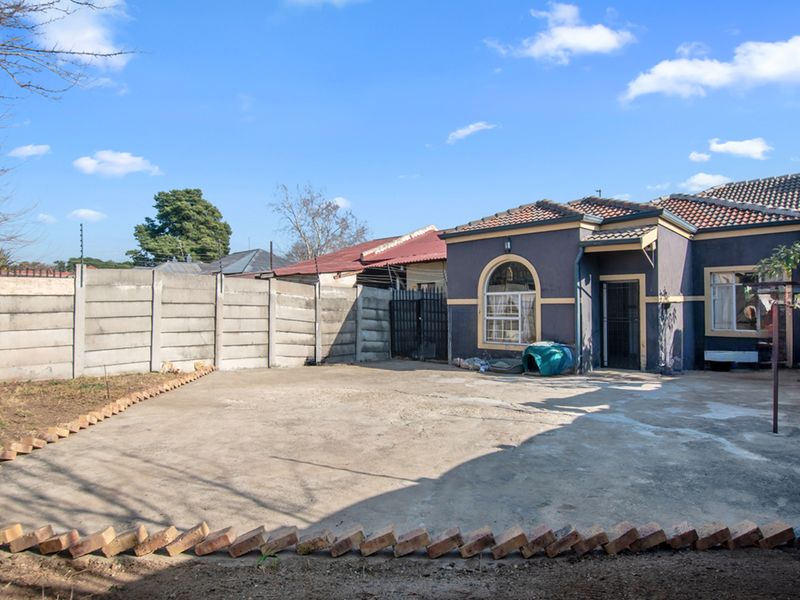 Bringing you this one of kind duel property nestled in the heart of Benoni. Two full properties! - Photo 6