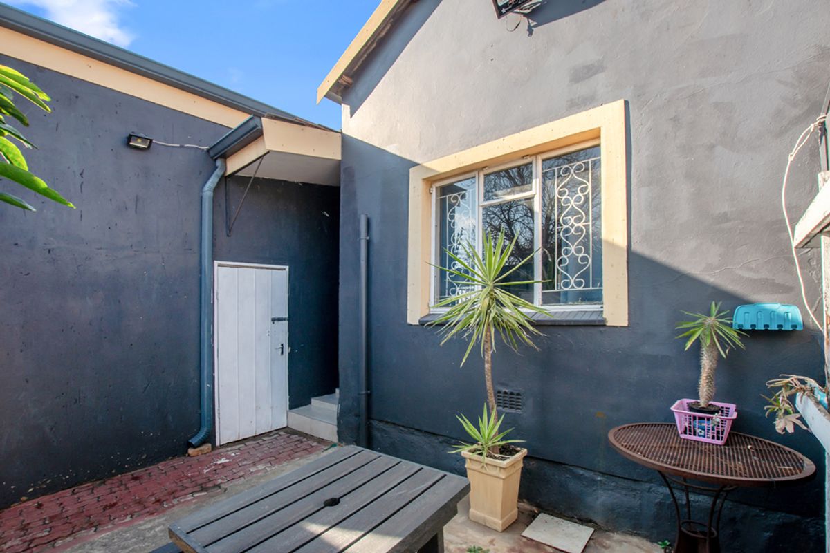 Bringing you this one of kind duel property nestled in the heart of Benoni. Two full properties! - Photo 5