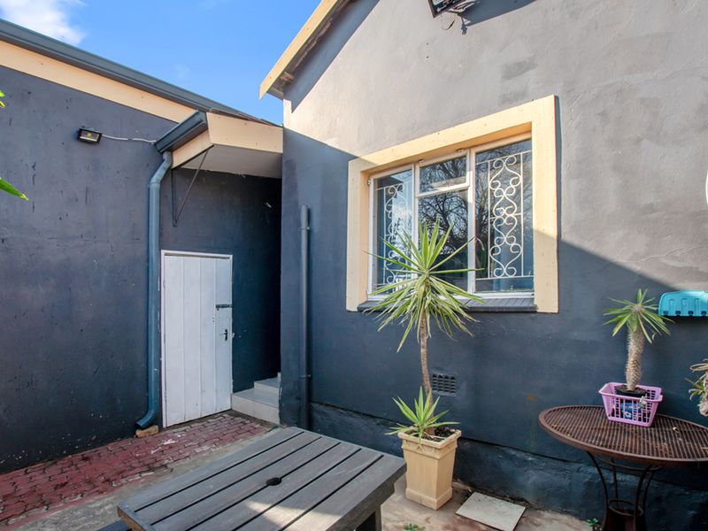 Bringing you this one of kind duel property nestled in the heart of Benoni. Two full properties! - Photo 5