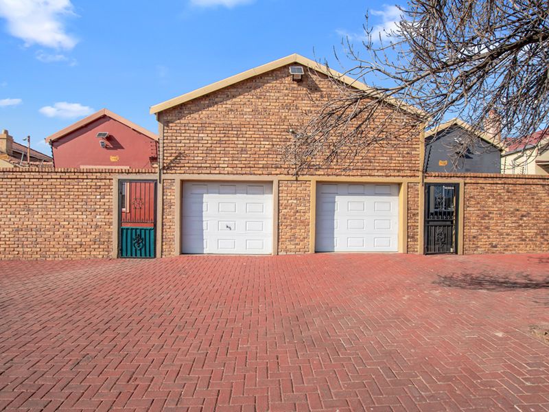 Bringing you this one of kind duel property nestled in the heart of Benoni. Two full properties! - Photo 1