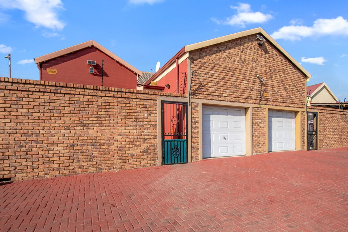 Bringing you this one of kind duel property nestled in the heart of Benoni. Two full properties! - Photo 2