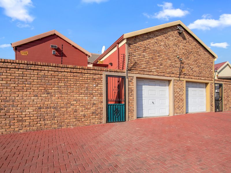 Bringing you this one of kind duel property nestled in the heart of Benoni. Two full properties! - Photo 2