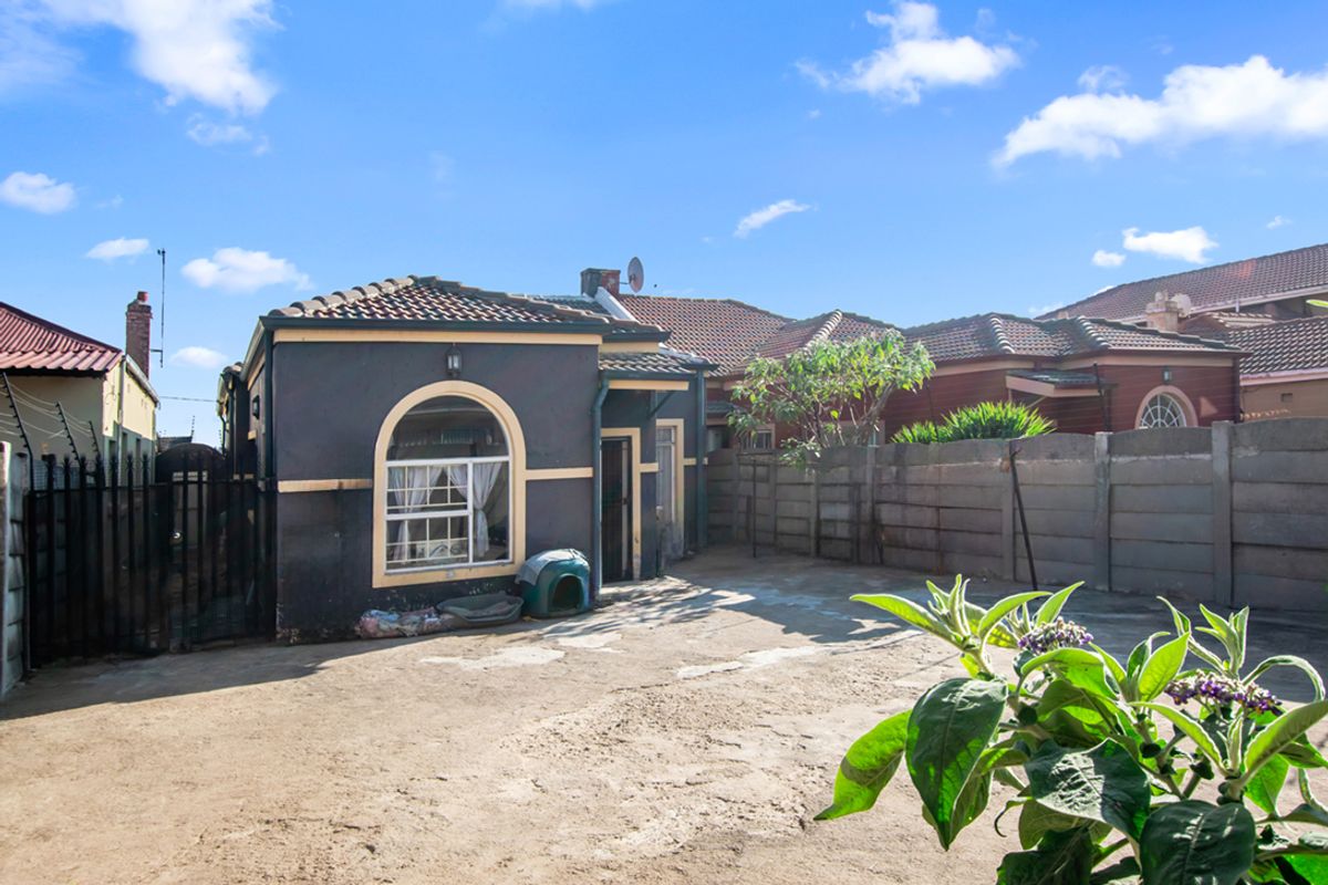 Bringing you this one of kind duel property nestled in the heart of Benoni. Two full properties! - Photo 4