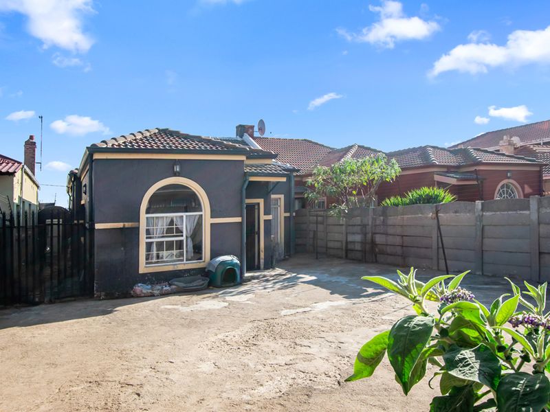 Bringing you this one of kind duel property nestled in the heart of Benoni. Two full properties! - Photo 4