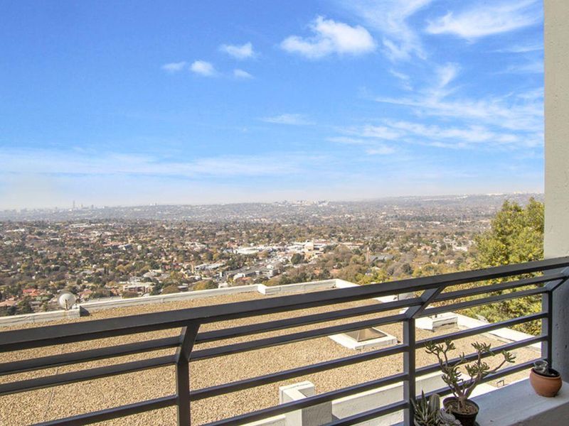 This beautifully presented apartment is the perfect move-in-ready home, offering effortless, single- - Photo 4