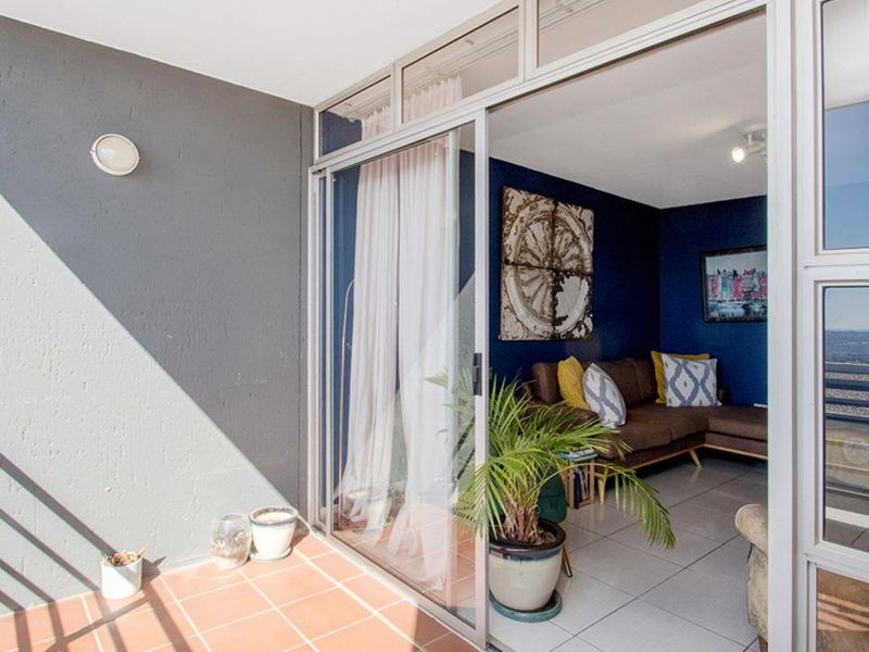 This beautifully presented apartment is the perfect move-in-ready home, offering effortless, single- - Photo 6