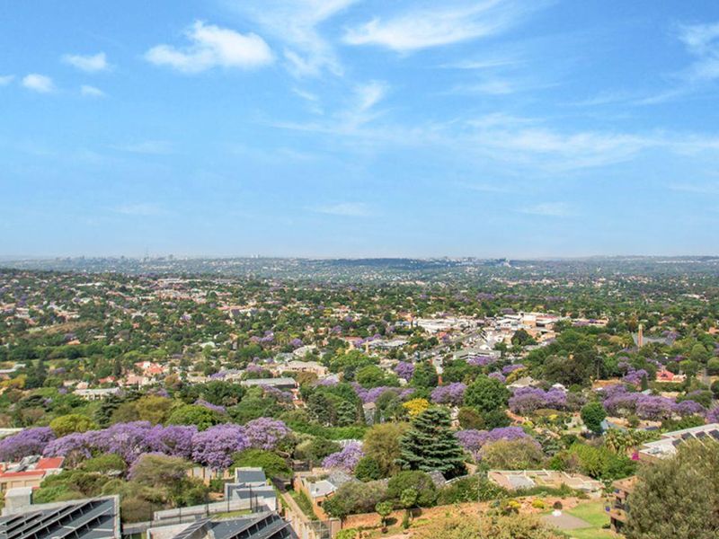 This beautifully presented apartment is the perfect move-in-ready home, offering effortless, single- - Photo 3