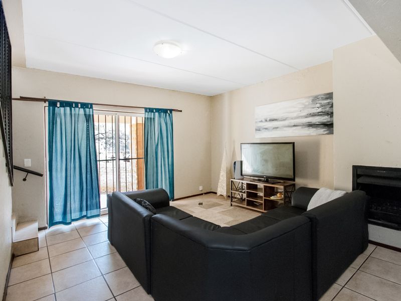 Charming 2-Bedroom Duplex in Secure North Riding Estate - Photo 4