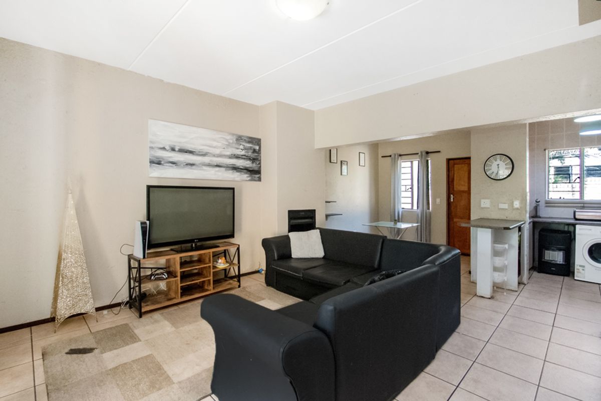 Charming 2-Bedroom Duplex in Secure North Riding Estate - Photo 2