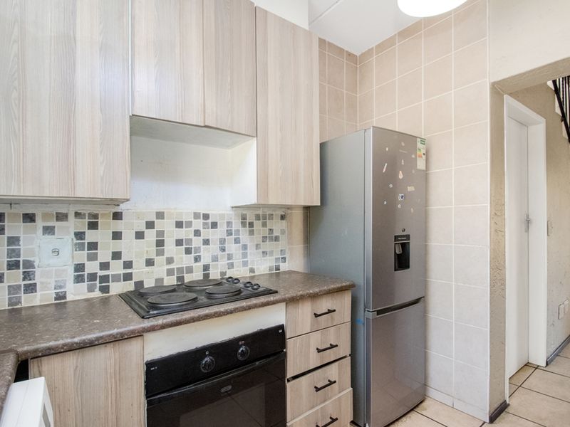 Charming 2-Bedroom Duplex in Secure North Riding Estate - Photo 8