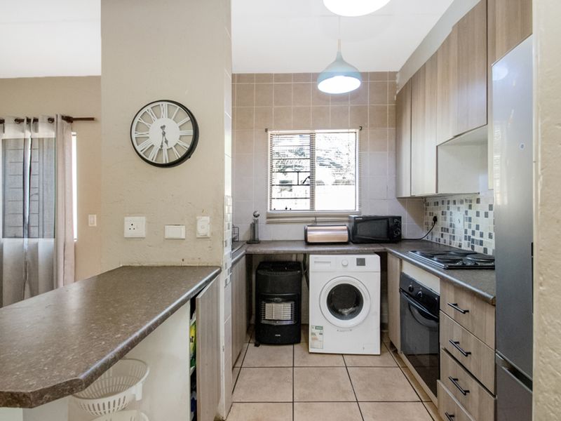 Charming 2-Bedroom Duplex in Secure North Riding Estate - Photo 7