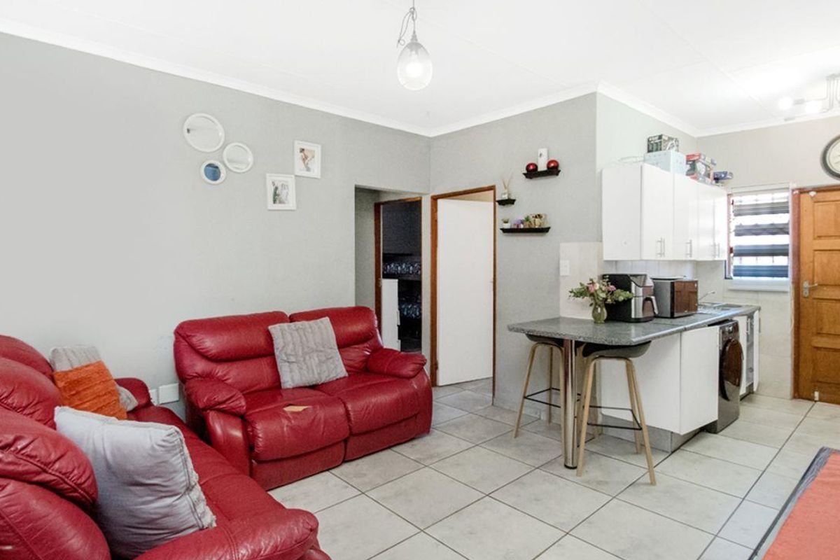 Modern 3-Bedroom Family Gem in Vukani Comple - Photo 5