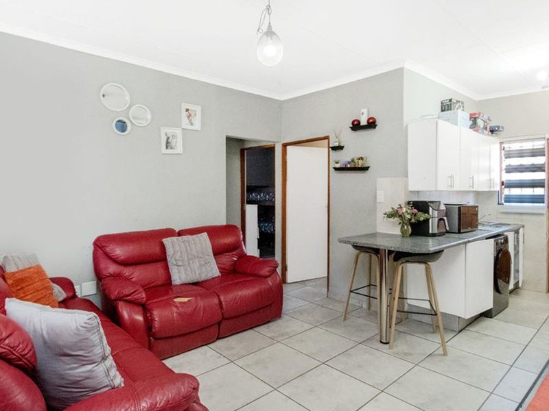 Modern 3-Bedroom Family Gem in Vukani Comple - Photo 5