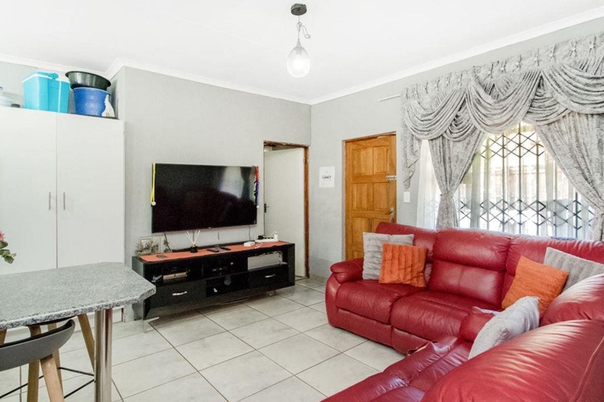 Modern 3-Bedroom Family Gem in Vukani Comple - Photo 4