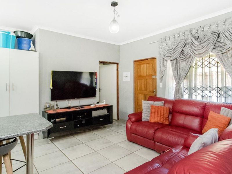 Modern 3-Bedroom Family Gem in Vukani Comple - Photo 4