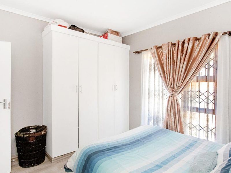 Modern 3-Bedroom Family Gem in Vukani Comple - Photo 8