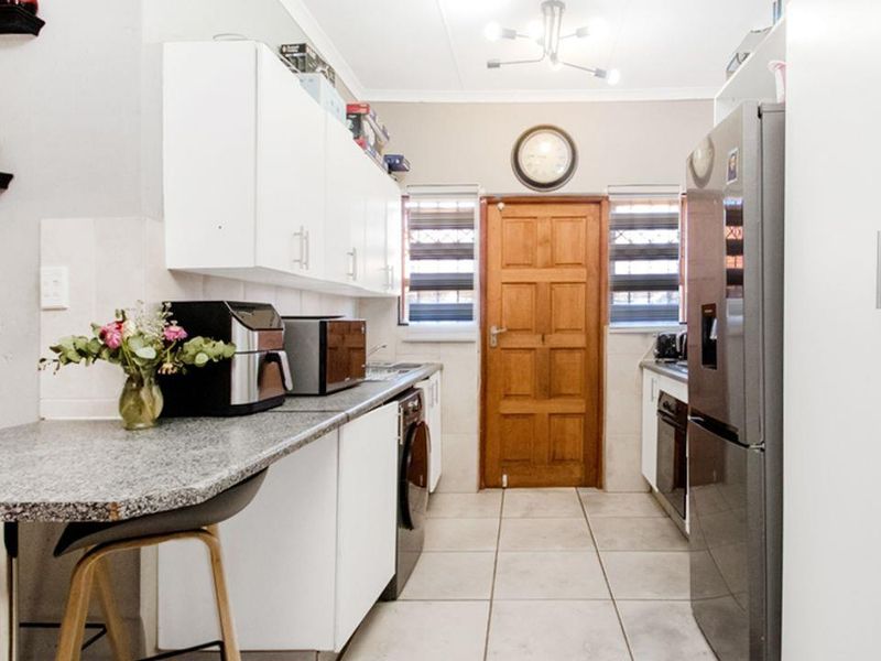 Modern 3-Bedroom Family Gem in Vukani Comple - Photo 7