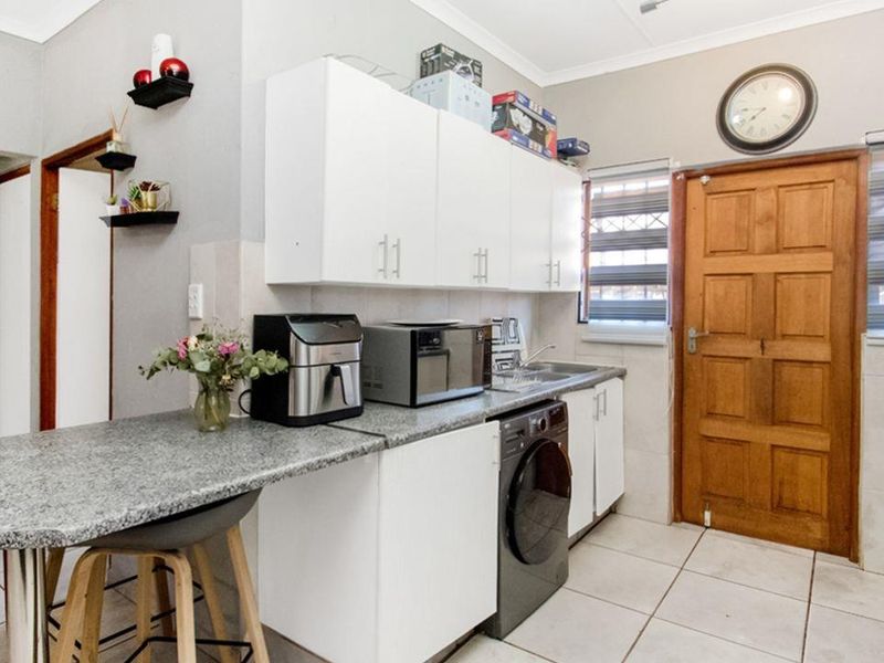 Modern 3-Bedroom Family Gem in Vukani Comple - Photo 6